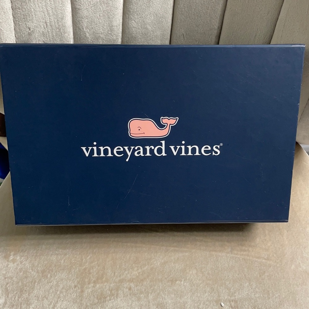 VINEYARD VINES SHIRT BOX WITH MAGNETIC FLAP CLOSURE